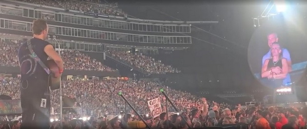 siguren-si-deka-e-tvoja-devojka-ne-nechija-druga-kris-martin-od-coldplay-se-sheguva-so-dechko-koj-zaprosi-na-koncert-video-04.jpg