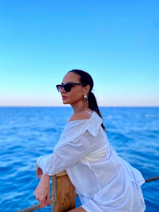 svetlana-crnokrak-e-bikini-bozhica-na-49-godini-pozira-so-modni-parchinja-koi-se-hit-letovo--.jpg