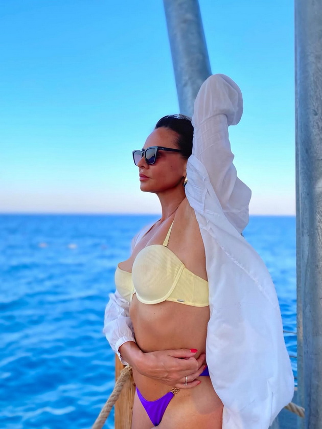 svetlana-crnokrak-e-bikini-bozhica-na-49-godini-pozira-so-modni-parchinja-koi-se-hit-letovo-03.jpg