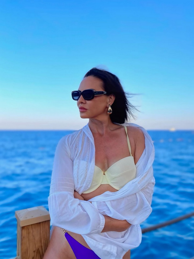 svetlana-crnokrak-e-bikini-bozhica-na-49-godini-pozira-so-modni-parchinja-koi-se-hit-letovo-05.jpg