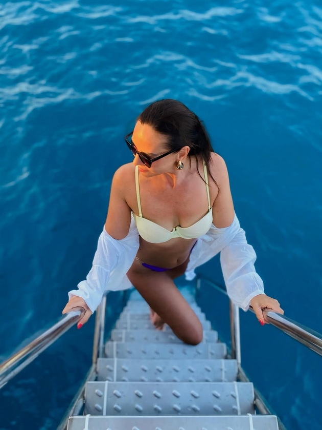 svetlana-crnokrak-e-bikini-bozhica-na-49-godini-pozira-so-modni-parchinja-koi-se-hit-letovo-06.jpg
