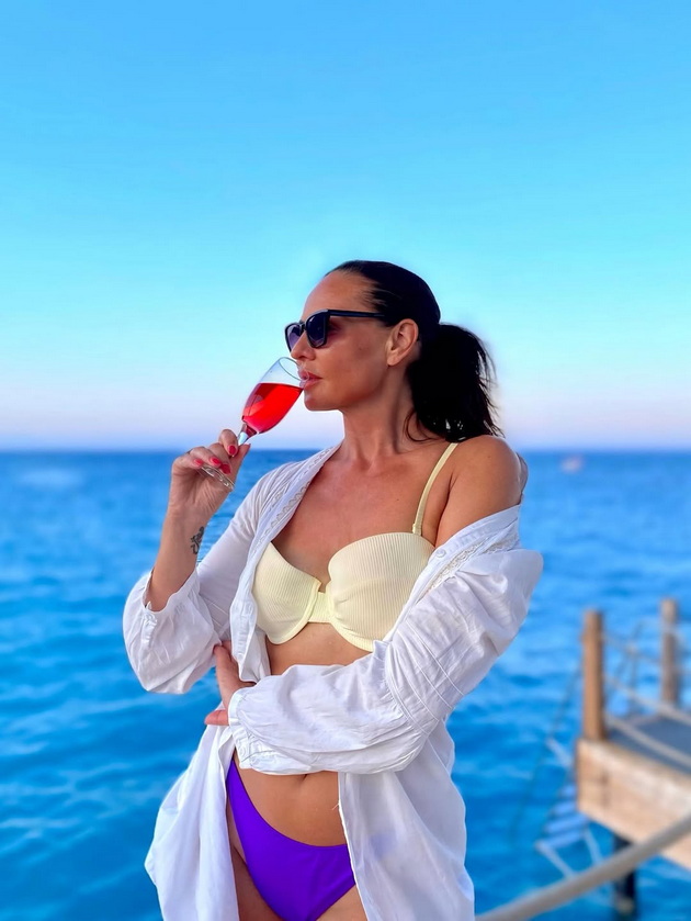 svetlana-crnokrak-e-bikini-bozhica-na-49-godini-pozira-so-modni-parchinja-koi-se-hit-letovo-09.jpg