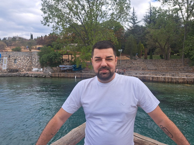 dechko-od-skopje-vo-ohrid-2-golemi-pici-pivo-i-vince-plativ-1-170-denari-do-ezeroto-srede-sezona-ne-frlajte-otrov-po-ohrigjani-02.jpg