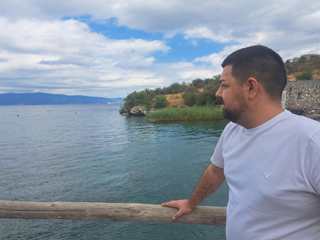 dechko-od-skopje-vo-ohrid-2-golemi-pici-pivo-i-vince-plativ-1-170-denari-do-ezeroto-srede-sezona-ne-frlajte-otrov-po-ohrigjani-03.jpg