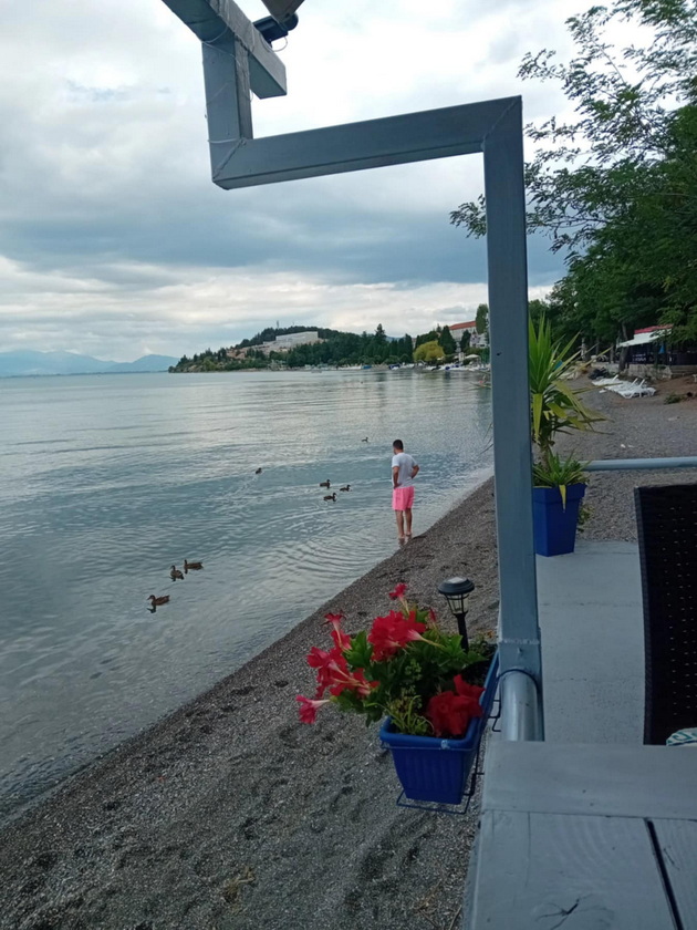 dechko-od-skopje-vo-ohrid-2-golemi-pici-pivo-i-vince-plativ-1-170-denari-do-ezeroto-srede-sezona-ne-frlajte-otrov-po-ohrigjani-04.jpg