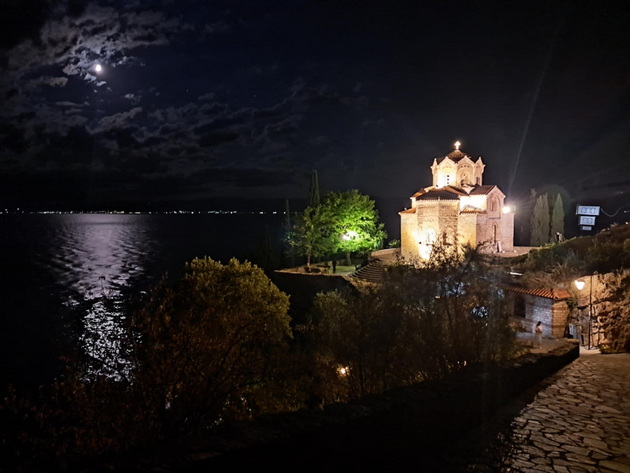 dechko-od-skopje-vo-ohrid-2-golemi-pici-pivo-i-vince-plativ-1-170-denari-do-ezeroto-srede-sezona-ne-frlajte-otrov-po-ohrigjani-06.jpg