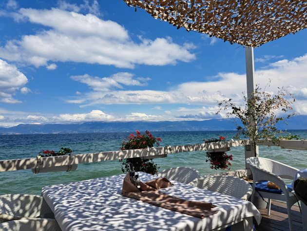 dechko-od-skopje-vo-ohrid-2-golemi-pici-pivo-i-vince-plativ-1-170-denari-do-ezeroto-srede-sezona-ne-frlajte-otrov-po-ohrigjani-08.jpg