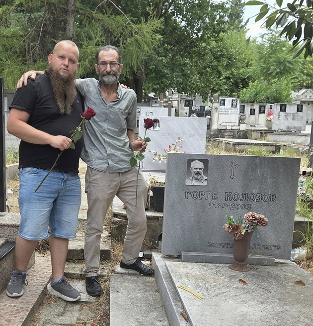 lazar-barakov-se-pokloni-na-grobot-na-gjorgji-kolozov-ni-vrati-ton-emocii-za-legendarnite-makedonski-narodni-prikazni-02.jpg
