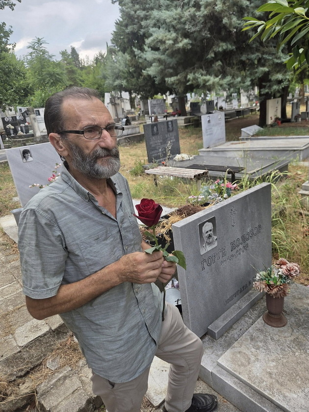 lazar-barakov-se-pokloni-na-grobot-na-gjorgji-kolozov-ni-vrati-ton-emocii-za-legendarnite-makedonski-narodni-prikazni-03.jpg