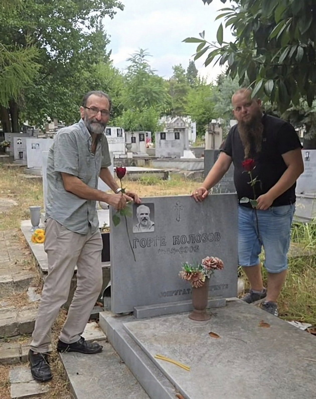 lazar-barakov-se-pokloni-na-grobot-na-gjorgji-kolozov-ni-vrati-ton-emocii-za-legendarnite-makedonski-narodni-prikazni-04.jpg