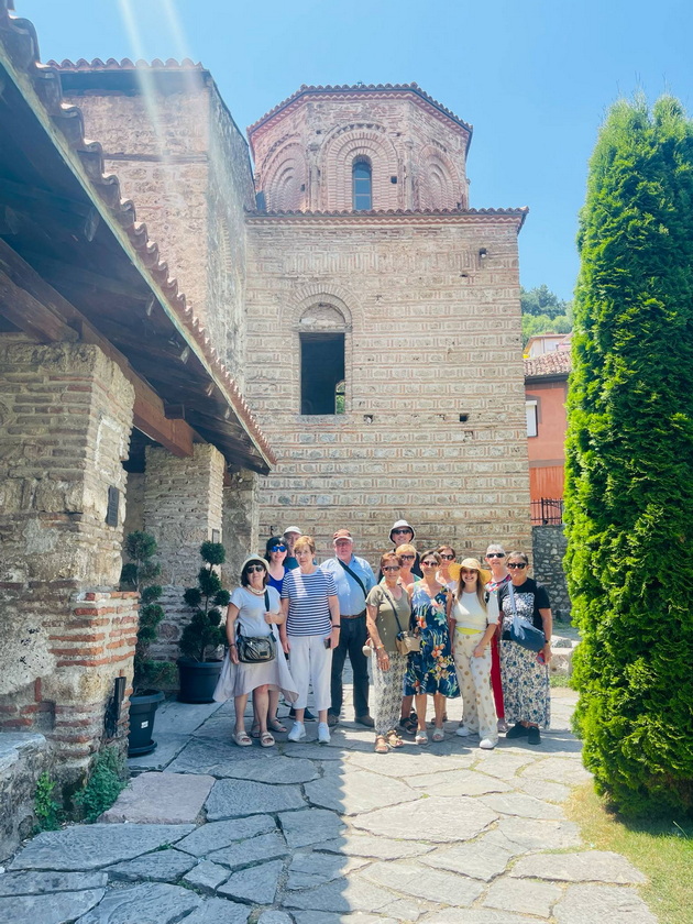 lide-stojanovska-turistichki-vodich-vo-makedonija-strancite-sakaat-da-si-kupat-kukja-na-selo-vo-makedonija-za-penzija-02.jpg