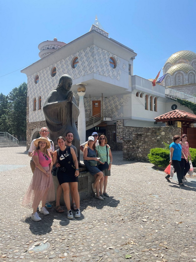 lide-stojanovska-turistichki-vodich-vo-makedonija-strancite-sakaat-da-si-kupat-kukja-na-selo-vo-makedonija-za-penzija-04.jpg