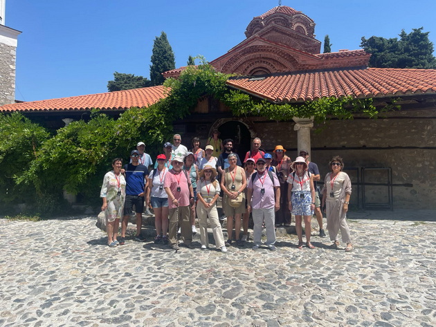 lide-stojanovska-turistichki-vodich-vo-makedonija-strancite-sakaat-da-si-kupat-kukja-na-selo-vo-makedonija-za-penzija-06.jpg
