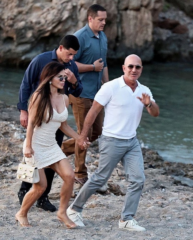 loren-sanchez-edvaj-odi-so-shtikli-po-plazha-na-ibica-djef-bezos-ja-drzhi-da-ne-skrshi-gluzhd-di-kaprio-se-krie-foto-05.jpg