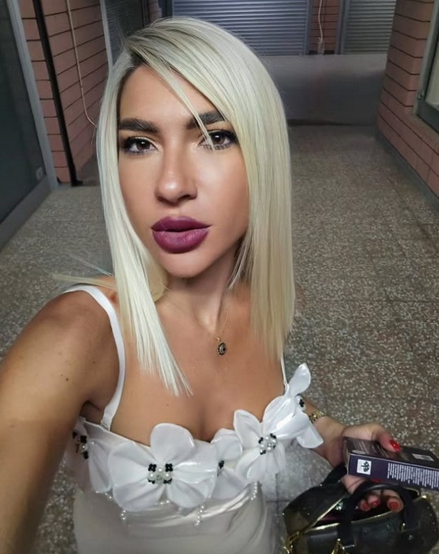 moeto-prvo-semejstvo-jovana-jeremikj-pozira-so-bivshiot-soprug-negovata-kjerka-i-nivnata-zaednichka-kjerka-05_copy.jpg