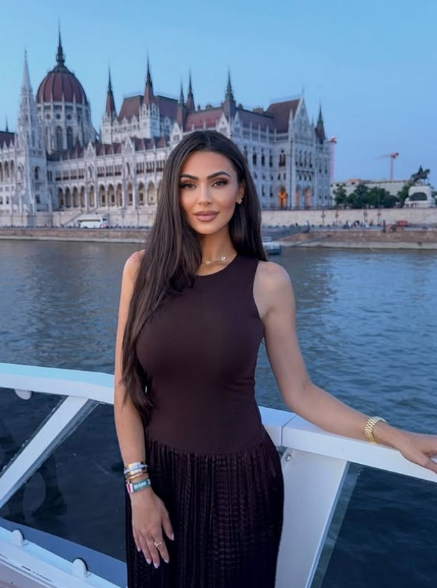 najpoznatata-srbinka-na-instagram-po-jelena-karleusha-ima-1-9-milioni-sledbenici-vodi-raskoshen-zhivoten-stil-foto-03.jpg
