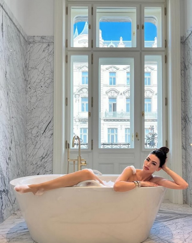 najpoznatata-srbinka-na-instagram-po-jelena-karleusha-ima-1-9-milioni-sledbenici-vodi-raskoshen-zhivoten-stil-foto-09.jpg