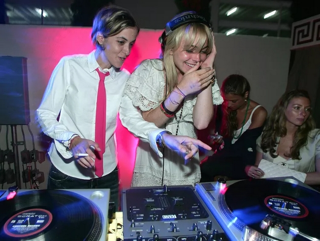 burnata-vrska-na-lindzi-lohan-so-devojka-zaedno-se-drogiraa-se-tepaa-vo-diskoteki-se-raspravaa-na-tviter-02.JPG