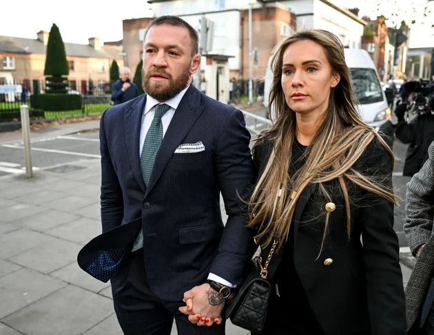 ja-izneveruva-no-nema-da-go-ostavi-zoshto-soprugata-na-konor-mekgregor-gi-trpi-ponizhuvanjata-i-se-zhrtvuva-za-nego-12.JPG