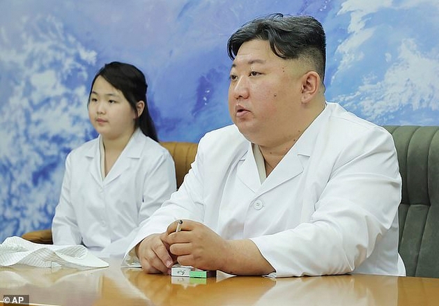ja-krieshe-od-javnost-a-sega-ja-nosi-na-site-vazhni-nastani-shto-znaeme-za-kjerkata-na-kim-dzhong-un-koja-mozhe-da-go-nasledi-04.JPG