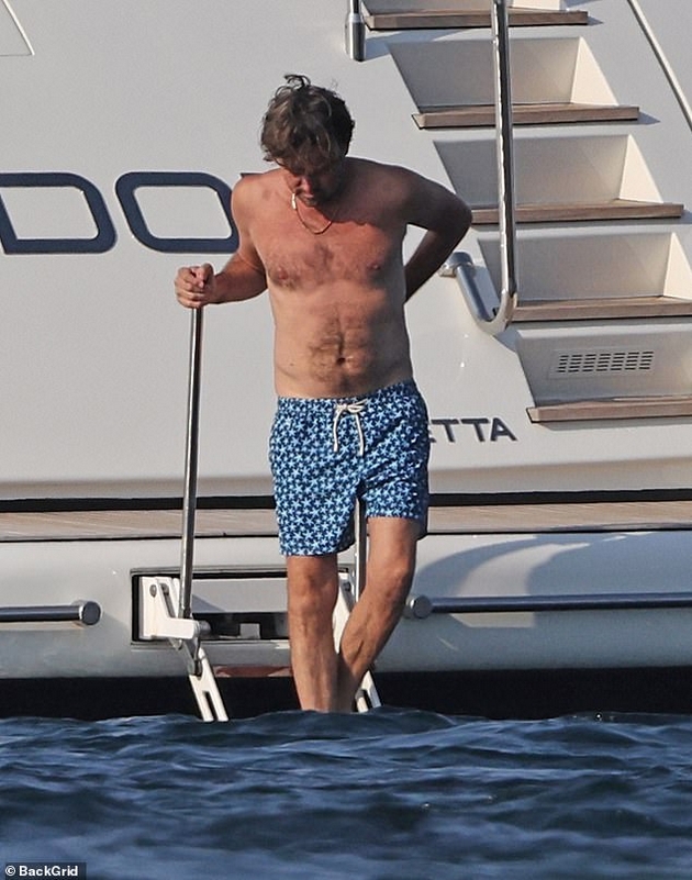 leonardo-di-kaprio-50-mizeren-na-jahta-na-ibica-so-devojka-mu-27-otkako-otkri-deka-se-chuvstvuva-kako-32-godishnik-04.JPG