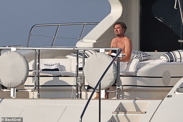 leonardo-di-kaprio-50-mizeren-na-jahta-na-ibica-so-devojka-mu-27-otkako-otkri-deka-se-chuvstvuva-kako-32-godishnik-07.JPG