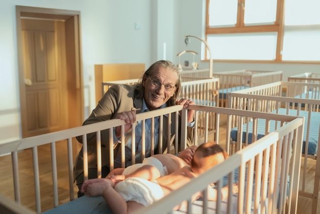 makedonski-telekom-isprakja-silna-poraka-vo-noviot-video-spot-nikoj-ne-se-ragja-so-predrasudi-03.JPG