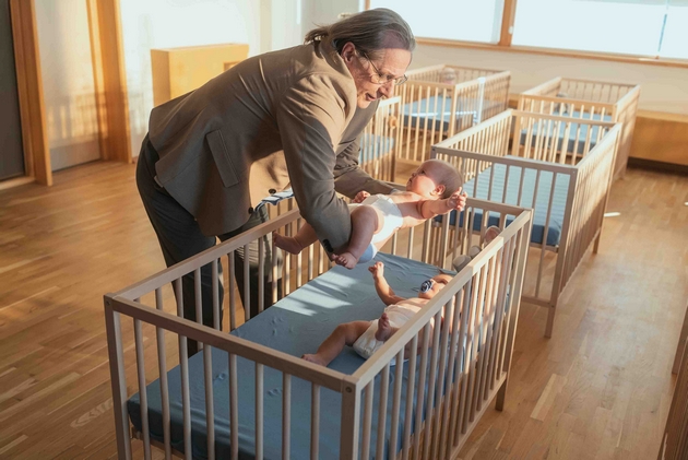 makedonski-telekom-isprakja-silna-poraka-vo-noviot-video-spot-nikoj-ne-se-ragja-so-predrasudi-05.JPG