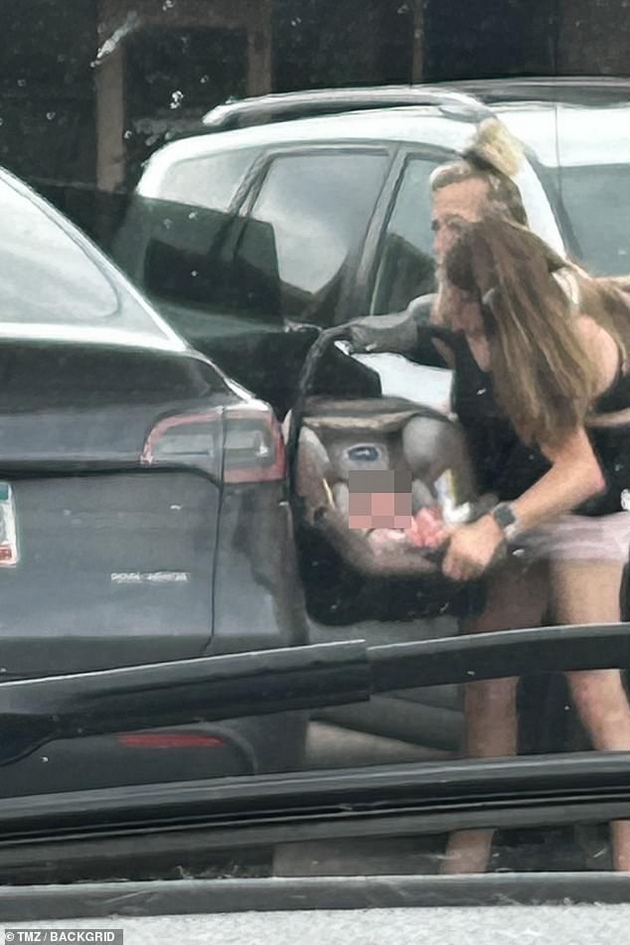 najpoznatite-sijamski-bliznachki-vo-svetot-fotografirani-so-bebe-po-glasinite-za-bremenost-mozhat-li-da-dobijat-bioloshko-dete-03.JPG
