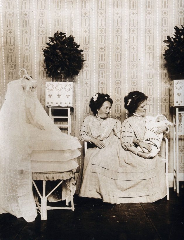 najpoznatite-sijamski-bliznachki-vo-svetot-fotografirani-so-bebe-po-glasinite-za-bremenost-mozhat-li-da-dobijat-bioloshko-dete-09.JPG