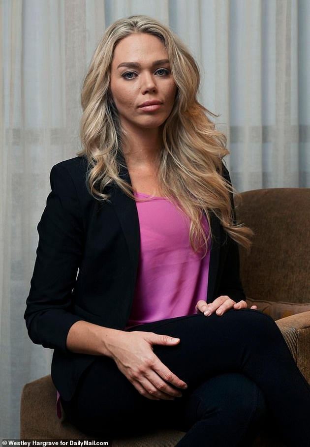 nekogashniot-model-loni-vilson-zhivee-na-ulica-so-izlitena-obleka-i-rolex-chasovnik-na-raka-odbiva-pomosh-i-jade-od-kontejneri-0.JPG