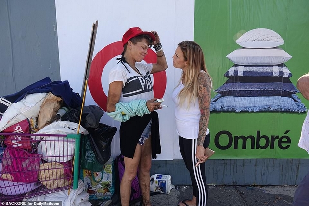 nekogashniot-model-loni-vilson-zhivee-na-ulica-so-izlitena-obleka-i-rolex-chasovnik-na-raka-odbiva-pomosh-i-jade-od-kontejneri-02.JPG