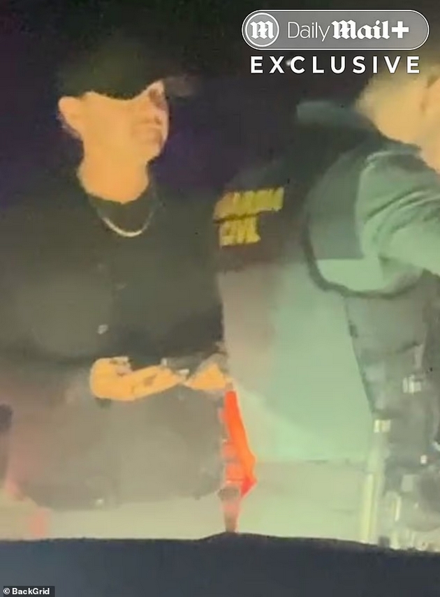 policajci-ne-go-prepoznaa-leonardo-di-kaprio-go-pretresuvaat-pred-da-go-pushtat-na-zabava-na-ibica-video-05.JPG