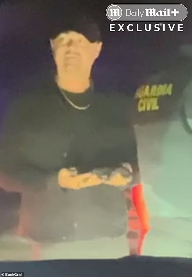 policajci-ne-go-prepoznaa-leonardo-di-kaprio-go-pretresuvaat-pred-da-go-pushtat-na-zabava-na-ibica-video-6.JPG