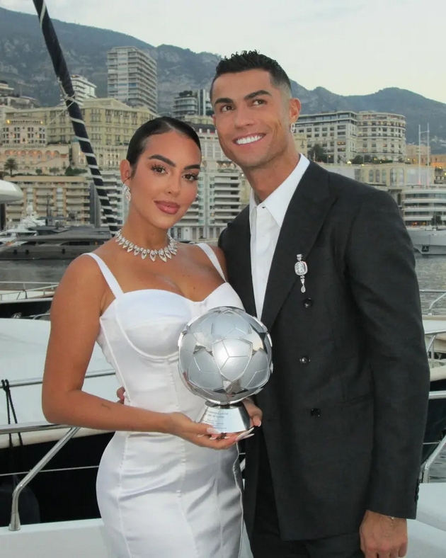 ronaldo-go-ukral-dizajnot-za-svrshenichkiot-prsten-na-dzhordzhina-od-loren-sanchez-ogromniot-dijamant-vredi-nad-2-milioni-dolari-09.JPG