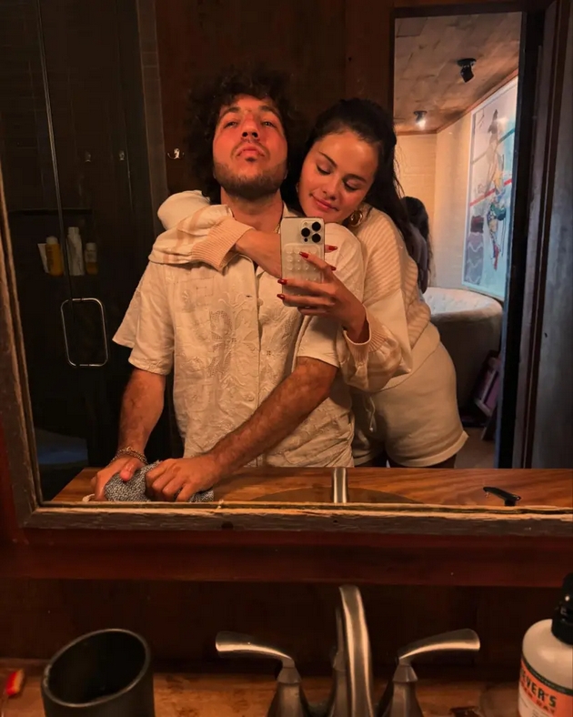 selena-gomez-so-stomache-i-oblini-posrekjna-od-koga-bilo-na-nejzinata-mominska-zabava-svrshenikot-slavi-vo-las-vegas-13.JPG