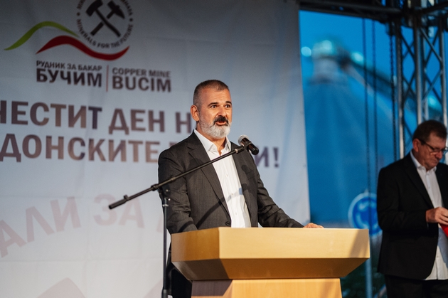 so-parichni-nagradi-za-site-i-bonusi-za-24-najdobri-vraboteni-buchim-go-odbelezha-denot-na-makedonskite-rudari-04.JPG