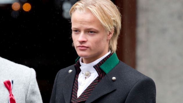 tatko-mu-bil-kriminalec-mu-se-zakanuvaat-10-godini-zatvor-koj-e-skandalozniot-vonbrachen-sin-na-norveshkata-princeza-0.JPG