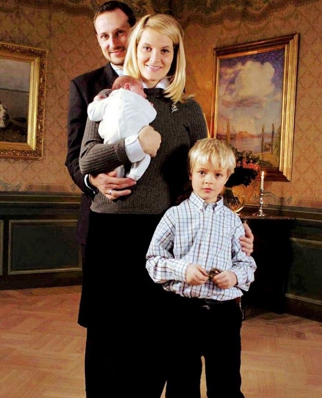 tatko-mu-bil-kriminalec-mu-se-zakanuvaat-10-godini-zatvor-koj-e-skandalozniot-vonbrachen-sin-na-norveshkata-princeza-05.JPG