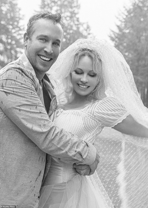 transformacijata-na-pamela-anderson-od-plastichna-rusokosa-so-5-razvodi-do-inspirativna-akterka-koja-najde-vistinska-ljubov-06.JPG
