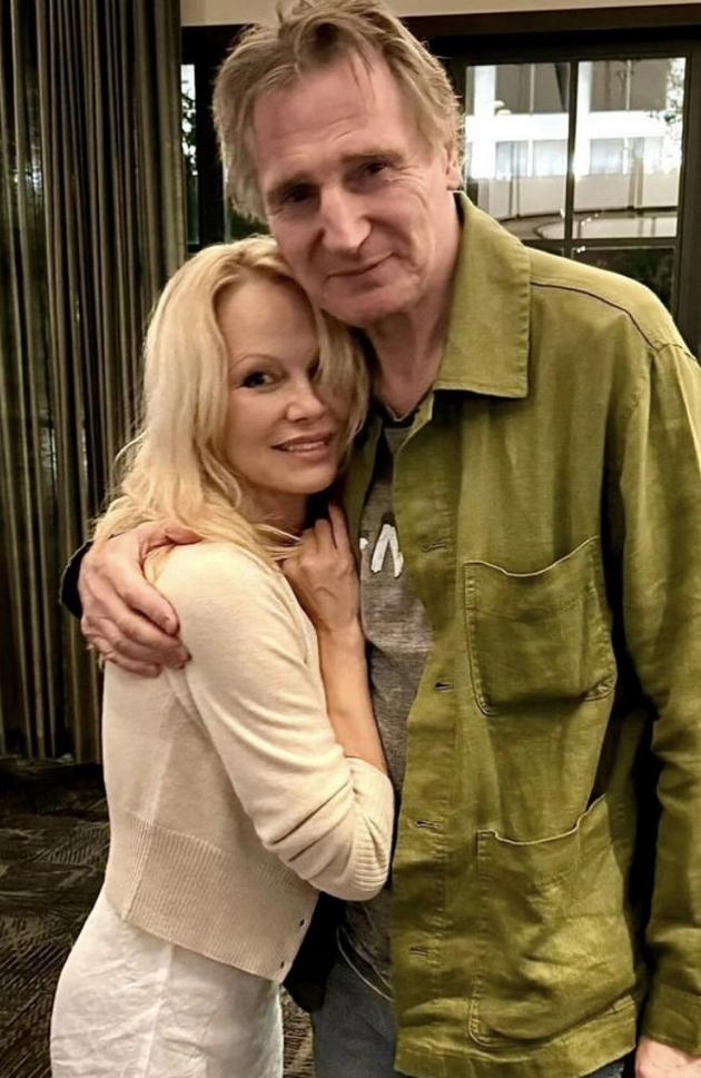 transformacijata-na-pamela-anderson-od-plastichna-rusokosa-so-5-razvodi-do-inspirativna-akterka-koja-najde-vistinska-ljubov-7.JPG