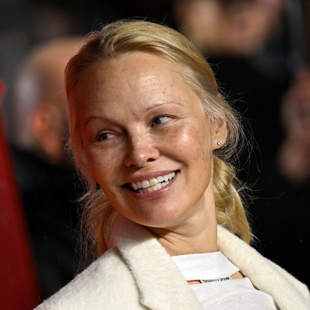 transformacijata-na-pamela-anderson-od-plastichna-rusokosa-so-5-razvodi-do-inspirativna-akterka-koja-najde-vistinska-ljubov16.JPG