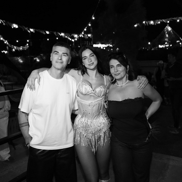 dua-lipa-nastapi-vo-prishtina-so-zgodniot-tatko-ispeaja-duet-i-ja-krenaa-publikata-na-noze-video-08.jpg