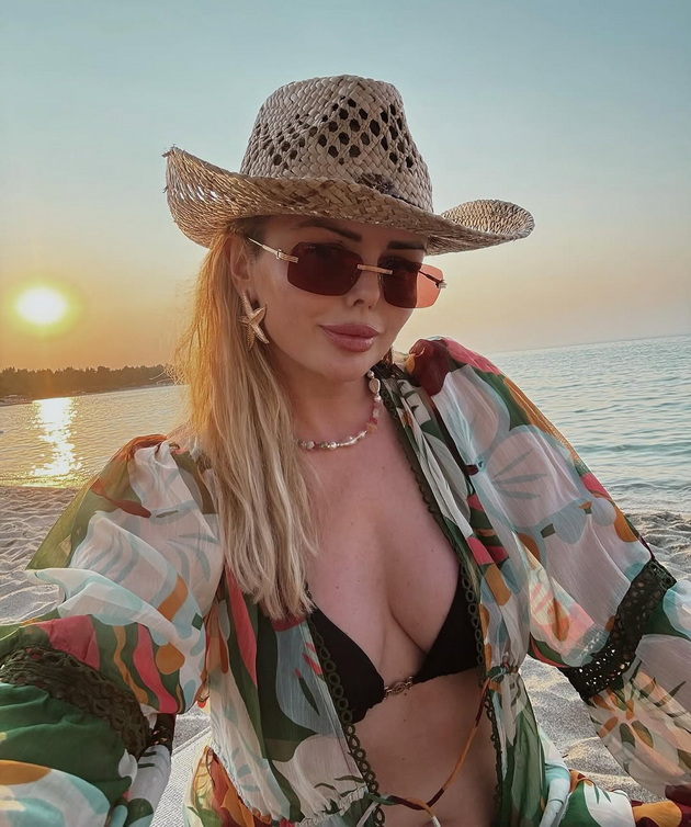 elena-najdoski-na-hedonistichki-odmor-vo-grcija-go-gleda-vljubeno-soprugot-uzhiva-na-gliser-foto-10.jpg