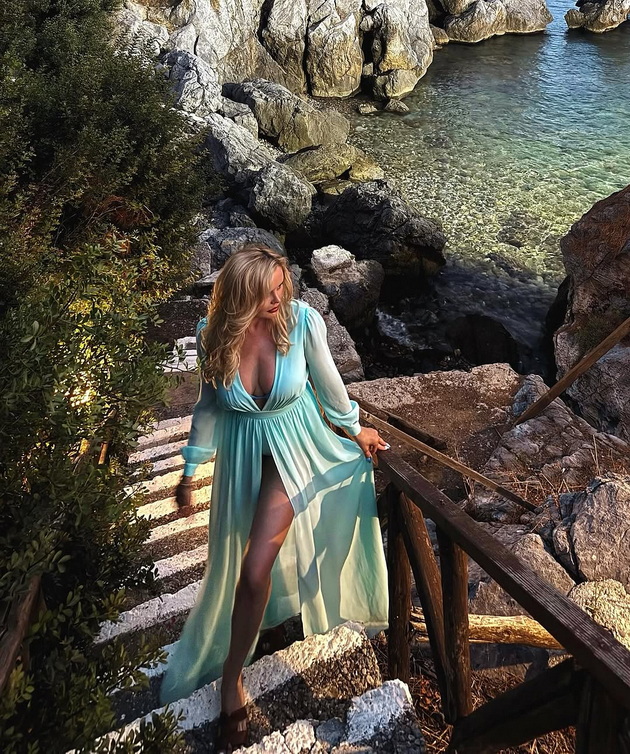 elena-najdoski-na-hedonistichki-odmor-vo-grcija-go-gleda-vljubeno-soprugot-uzhiva-na-gliser-foto-13.jpg