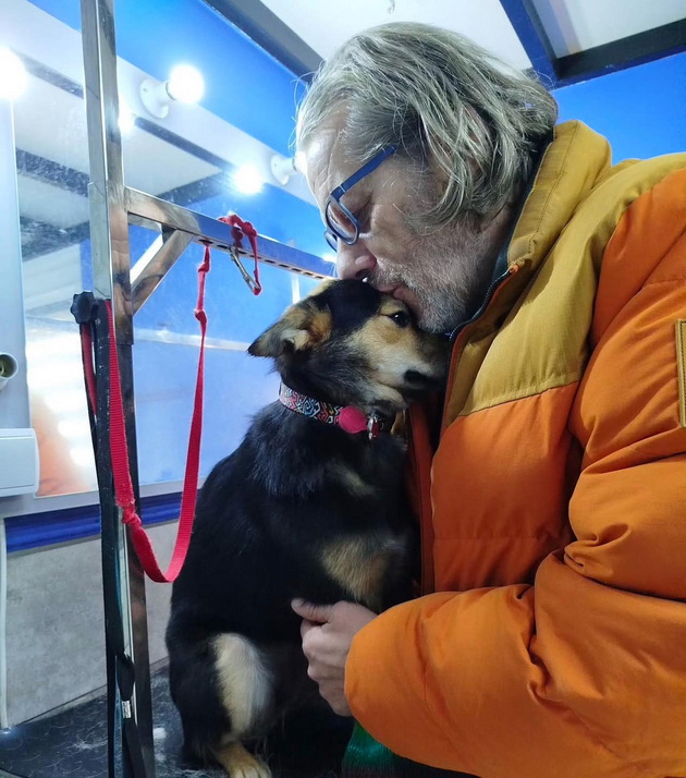 ferhunde-mu-go-unishti-krevetot-na-djambazov-videoto-gi-nasmea-fanovite-ushte-zhalno-te-gleda-glumica-04.jpg