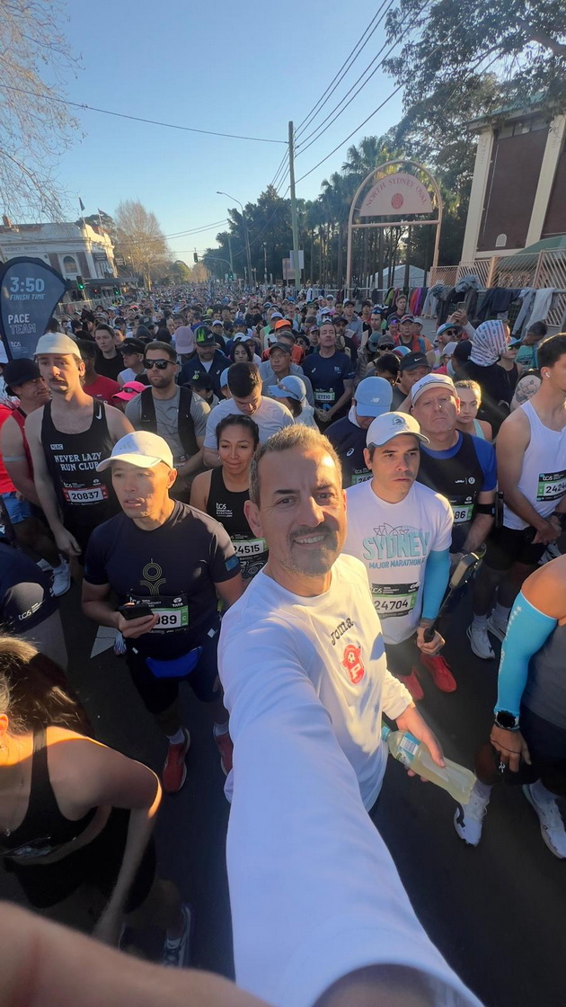filip-popovski-go-istrcha-maratonot-vo-sidnej-2025-dozhivuvanje-e-da-trchash-zaedno-so-najdobrite-vo-svetot-09.jpg