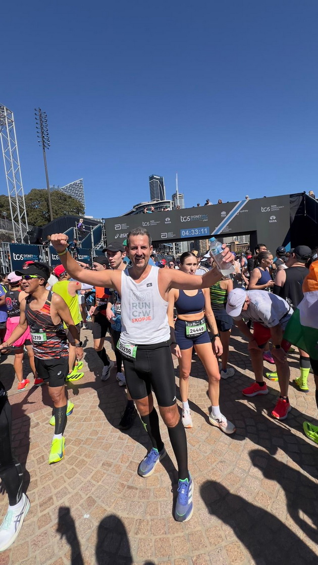 filip-popovski-go-istrcha-maratonot-vo-sidnej-2025-dozhivuvanje-e-da-trchash-zaedno-so-najdobrite-vo-svetot-10.jpg