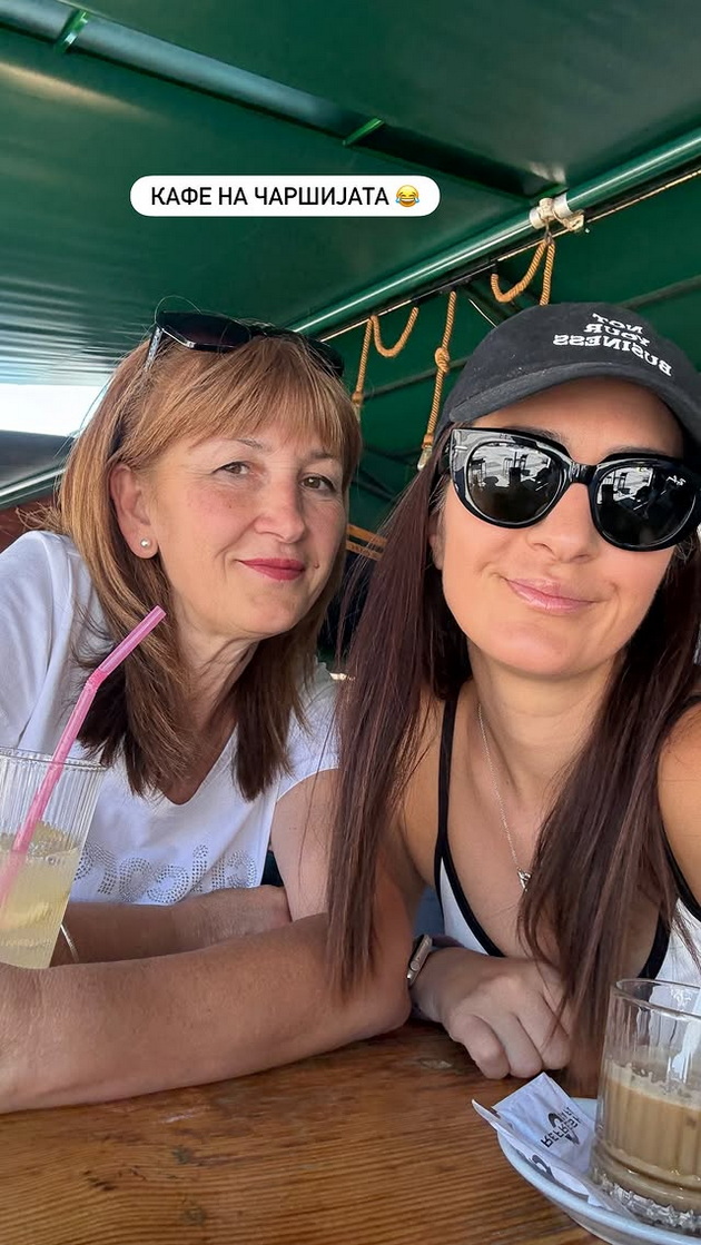 jelena-spendjarska-uzhiva-vo-rodnoto-berovo-baba-i-i-napravi-zelnik-na-kafe-so-majka-i-08.jpg