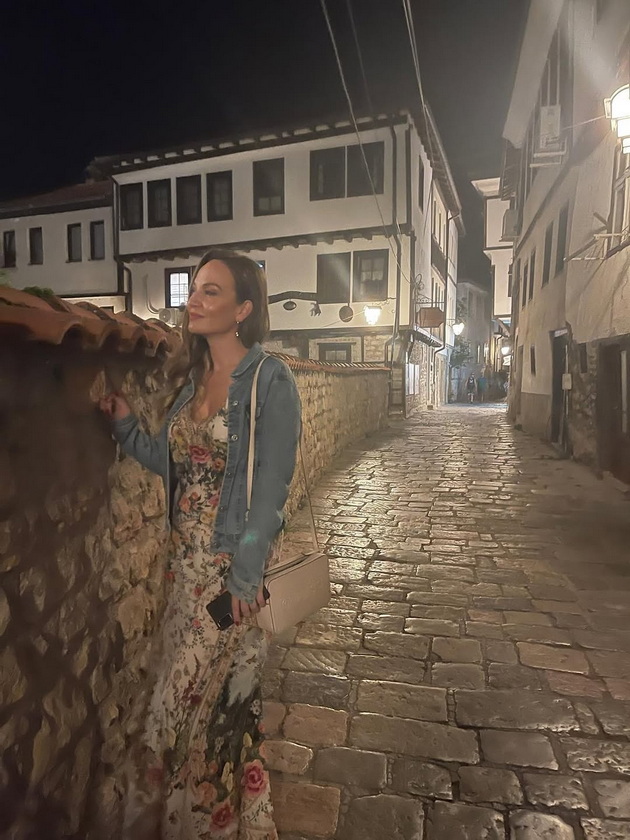 jelena-tomashevikj-zaljubena-vo-nashiot-biser-ohrid-go-poseti-sv-naum-nokjna-proshetka-niz-stariot-grad-08.jpg